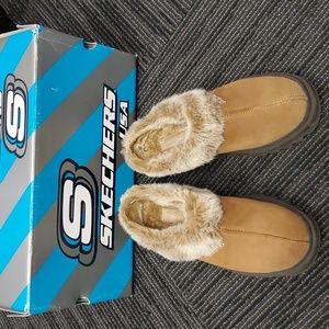 Sketchers Fur lined suede clogs